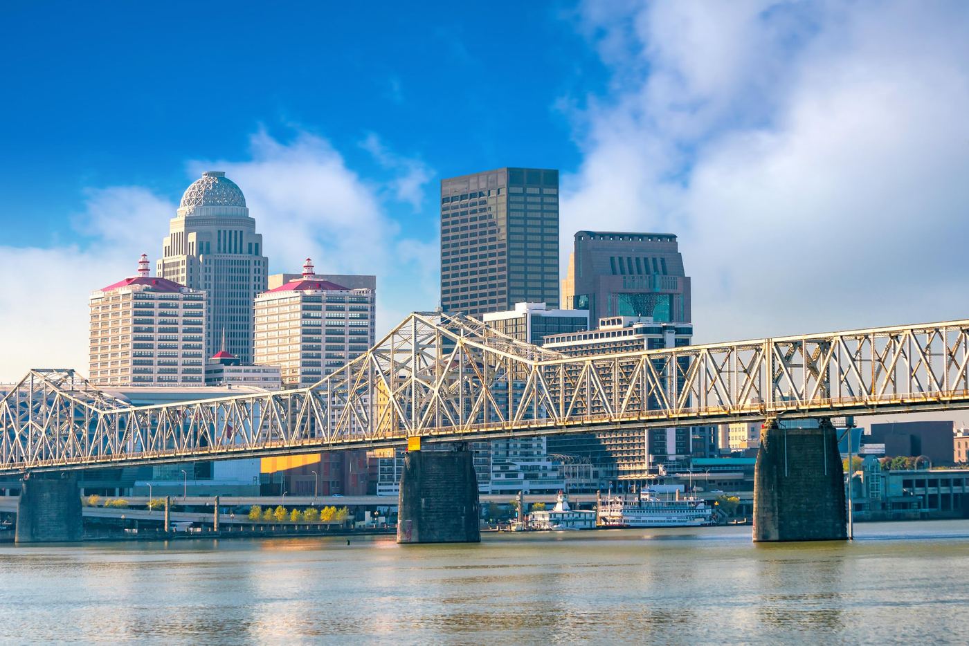 Ponte sobre o Ohio River em Louisville, Kentucky — sede operacional da SB Market Consulting